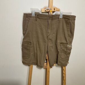 Unionbay khaki cargo men’s size 40 shorts